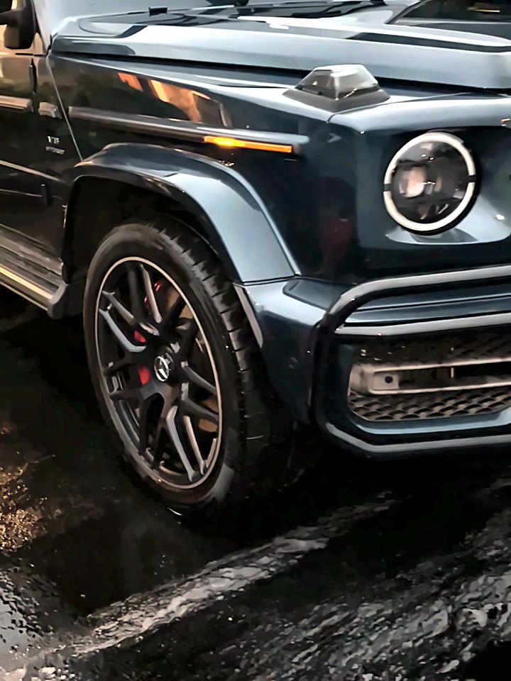 The same G63 wheel, black and clean with the red caliper showing, after the detail.